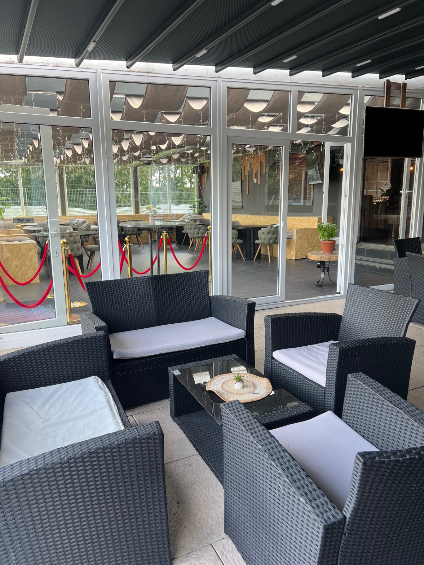 Überdachte Terrasse mit Loungemöbeln