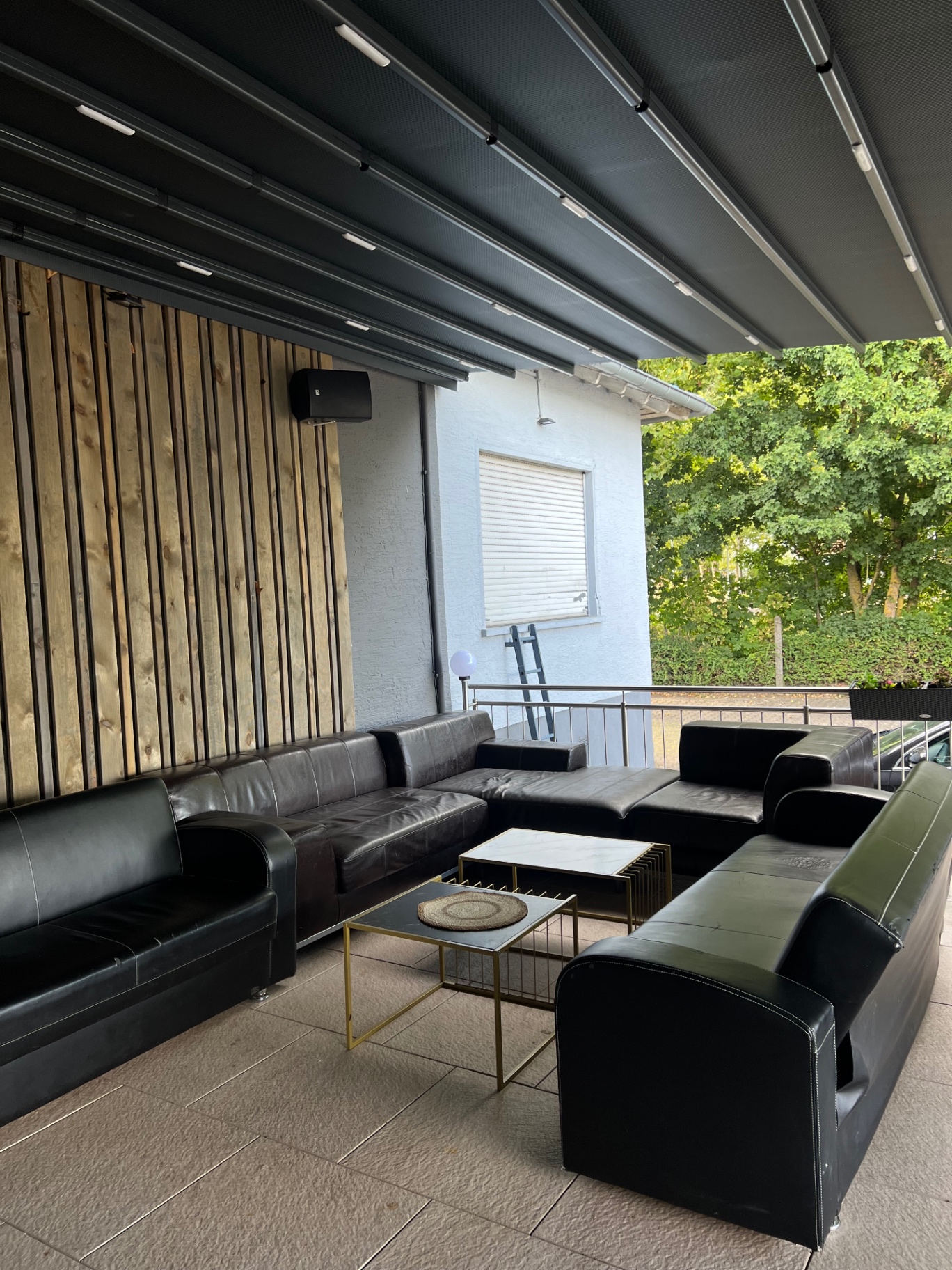 Terrasse mit schwarzen Ledersofas